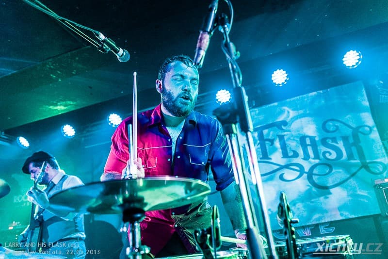 Larry And His Flask 2013 / Praha